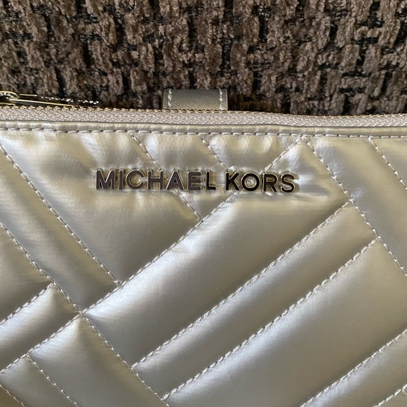 SOLD! NWT Michael Kors Peyton Double Zip Wristlet - Picture 5 of 16